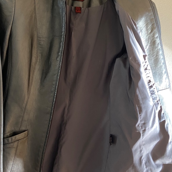 Sleek style Danier leather jacket - Picture 4 of 6